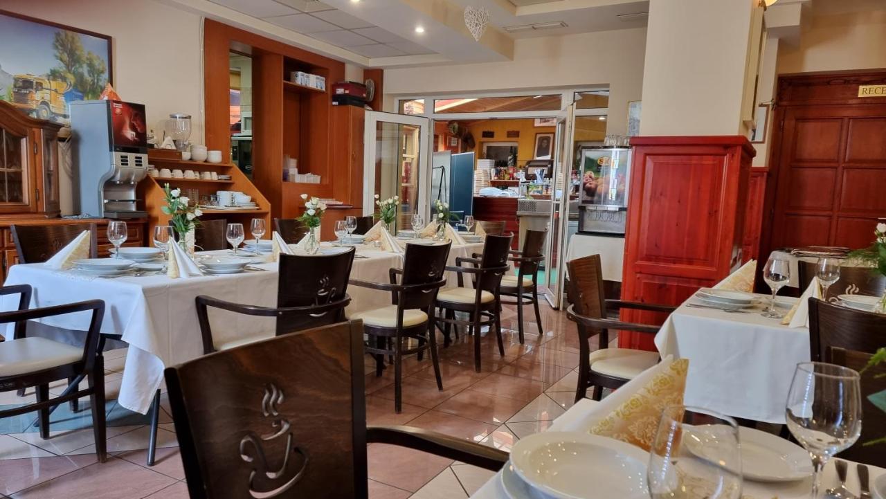 Bed and Breakfast Club Haus 502 Kalocsa Esterno foto