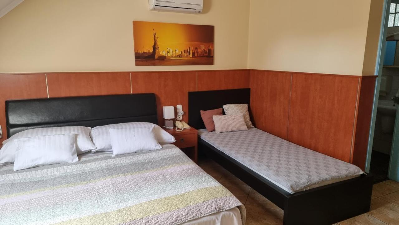 Bed and Breakfast Club Haus 502 Kalocsa Esterno foto