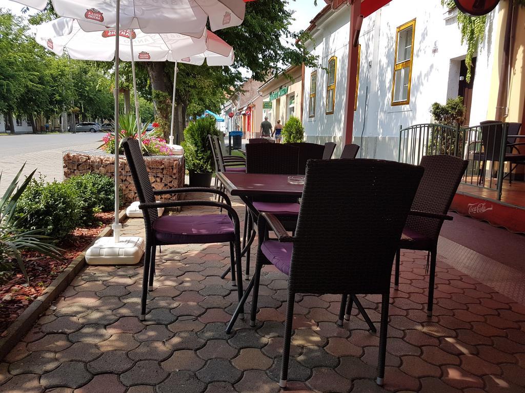 Bed and Breakfast Club Haus 502 Kalocsa Esterno foto